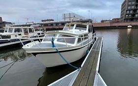 Suesses Motorboot - Bremen Ueberseestadt