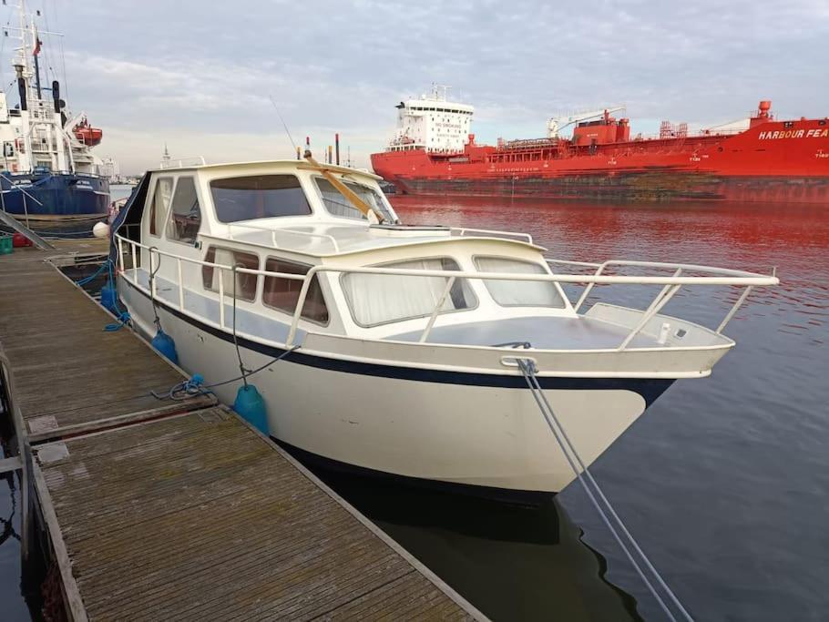 Suesses Motorboot - Bremen Ueberseestadt Exterior foto