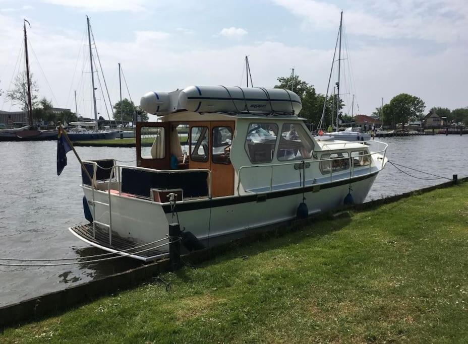 Suesses Motorboot - Bremen Ueberseestadt Exterior foto
